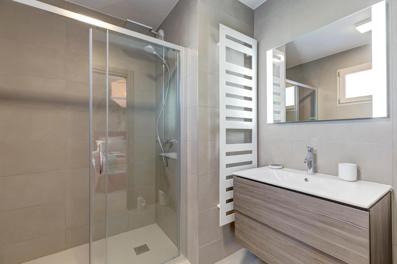 Serenity - 3 Bedroom Top Floor Apartment Parking & Lake View Terrace 안시 외부 사진