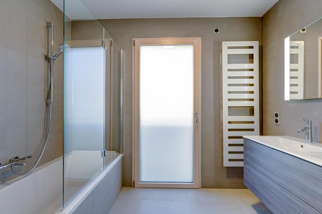 Serenity - 3 Bedroom Top Floor Apartment Parking & Lake View Terrace 안시 외부 사진